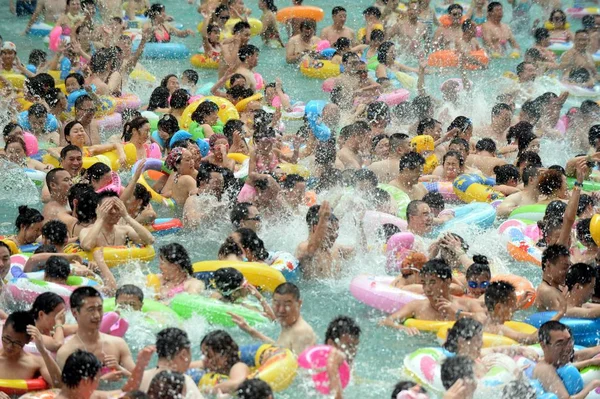 在中国西南四川省绥宁市戴营县 一个被称为 中国死海 的游泳池聚集在一起 也被称为 中国死海 — 图库照片