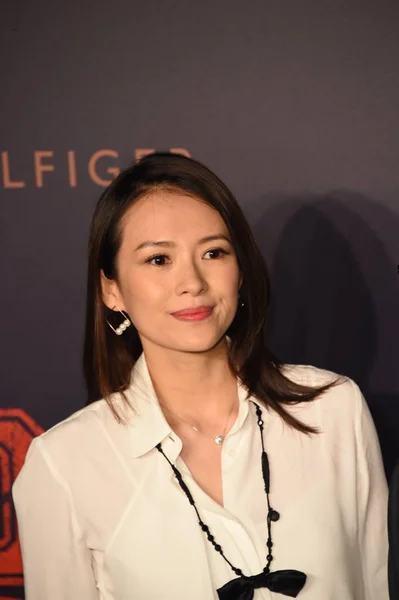 中国の女優チャン ツィイーがトミー ヒルフィガー 周年記念ファッションショーを北京 2015 日レッド カーペットのポーズします — ストック写真