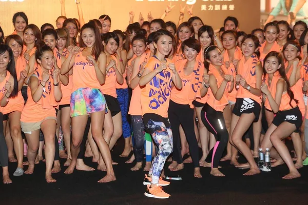Hebe Tien Der Taiwanesischen Mädchengruppe Vorne Posiert Mit Einer Gruppe — Stockfoto
