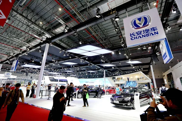 Människor Besöker Montern Changan Auto Shanghai International Automobile Industri Utställningen — Stockfoto