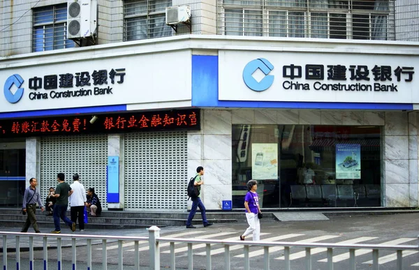 Gyalogosok Elsétálnak Fióktelep Kínai Construction Bank Ccb Yichang City Közép — Stock Fotó