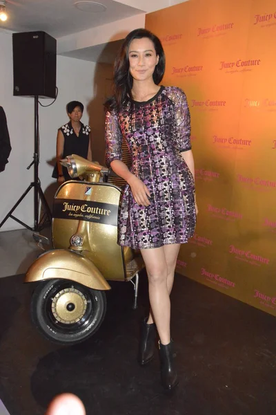 ファッション ブランド香港 ジューシークチュールのプロモーション イベントで香港女優ファラ チェン ポーズ 2015 — ストック写真