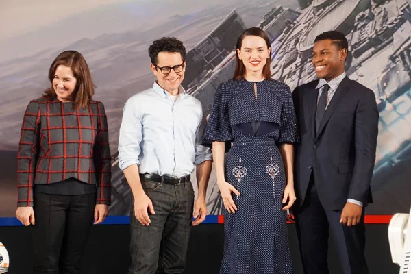 Desde Segunda Izquierda Director Estadounidense Abrams Actriz Inglesa Daisy Ridley — Foto de Stock