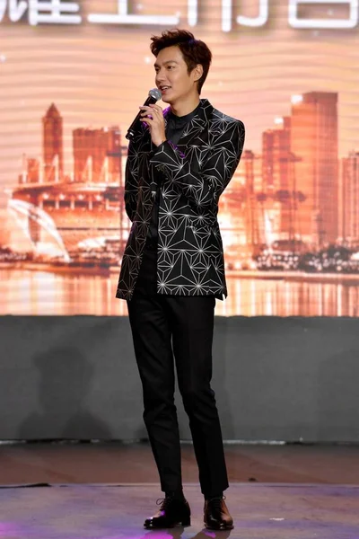 2015年10月29日 韩国演员李敏浩在中国南方广东省广州市举行的 新产品促销活动中微笑 — 图库照片