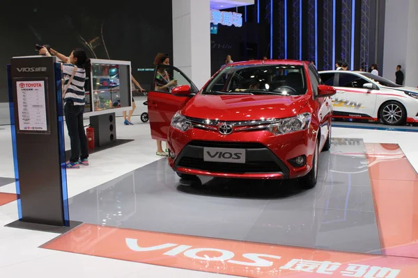Los Visitantes Prueban Toyota Vios Durante Una Exposición Automóviles Exposición —  Fotos de Stock