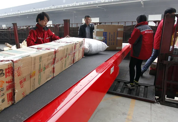 Les Travailleurs Chinois Trient Les Colis Dans Centre Distribution Site — Photo