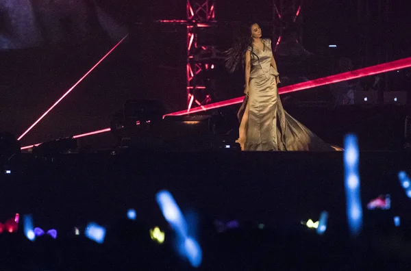 그녀는 광저우 중국의 2015에서에서 그녀의 콘서트 그룹의 — 스톡 사진