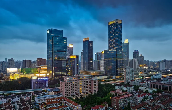 Нічний Погляд Старих Будинків Сучасні Хмарочоси Височині Будівлі Puxi Шанхай — стокове фото