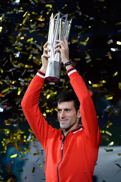 Novak Djokovic Serbia Celebra Trofeo Ceremonia Entrega Premios Después Derrotar — Foto de Stock