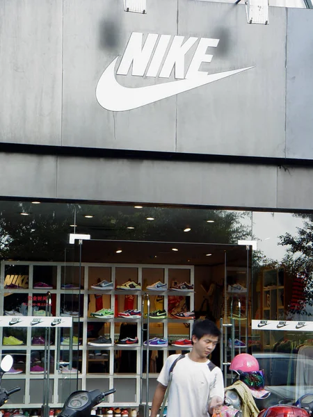 Bir Müşteri Haikou Şehir Nike Bir Spor Giyim Mağazası Bırakır — Stok fotoğraf