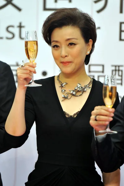 中国の実業家やテレビホステスの楊蘭は 中国のショッピングモールの一階のための開会式の間に乾杯を提案します 月2015 — ストック写真
