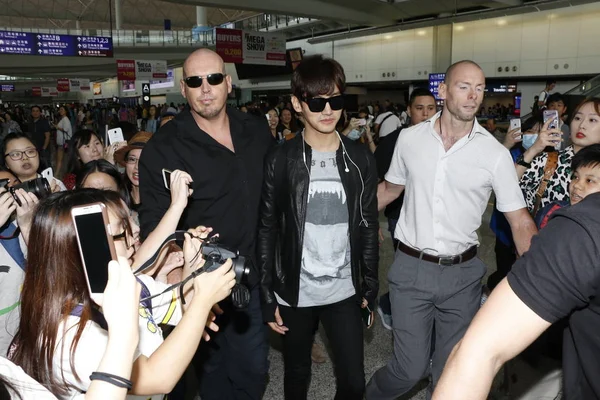 歌手および俳優シム チャン センターも彼の芸名 Max チャンミンまたは単に Max 2015 香港の香港国際空港に着陸した後ファンの群衆を続いて東方神起韓国少年グループの知られています — ストック写真