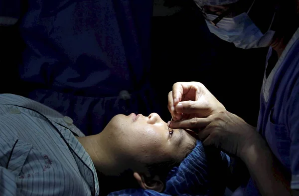 Fil Läkare Utför Plastikkirurgi Kvinnlig Ung Universitetsstudent Ett Sjukhus Zhengzhou — Stockfoto