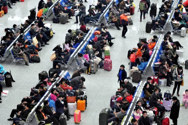 Китайський Пасажирів Чекати Поїздів Залізничному Вокзалі Шанхай Хунцяо Перед Додому — стокове фото