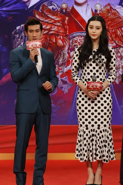 香港演员李爱丽 在2015年4月20日于中国香港举行的电视剧 中国皇后 新闻发布会上 中国女演员范冰冰在演讲 — 图库照片