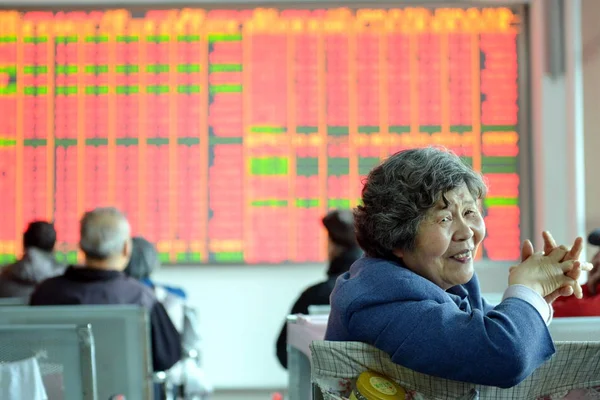 Китайский Инвестор Разговаривает Другими Смотрят Цены Акции Красный Роста Цен — стоковое фото