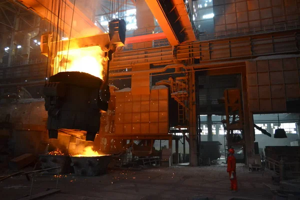 노동자는 중국의 헤이룽장 치치하얼 공장에서 용강을 용광로 생산을 2014 — 스톡 사진
