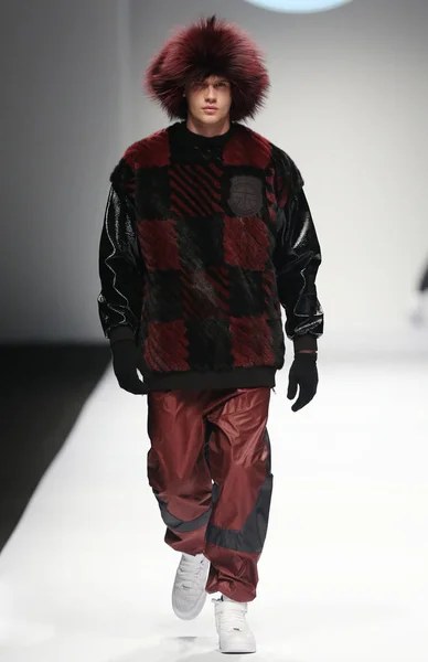 モデルは上海ファッション週秋 2015 年中国 上海で 2015 日中にアストリッド アンデルセン ファッションショーで新しい創造を表示します — ストック写真
