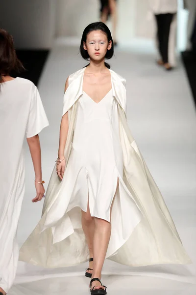 モデルは 2015 上海に上海ロンドンファッションウィークの春 2016 年の間に Amitie のファッションショーで新しい創造を表示します — ストック写真