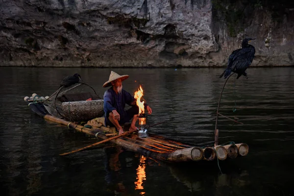 Rybář Kormoráni Jsou Vidět Bambusovém Voru Řece Lijiang Nebo Ťiang — Stock fotografie