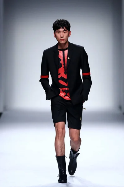 Model Wyświetla Nowe Stworzenie Taipei Stylu Liu Pokaz Mody Podczas — Zdjęcie stockowe