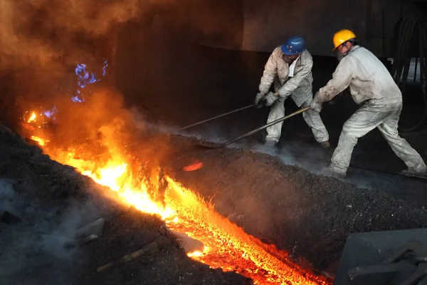 Trabajadores Chinos Producen Acero Una Planta Dongbei Special Steel Group —  Fotos de Stock
