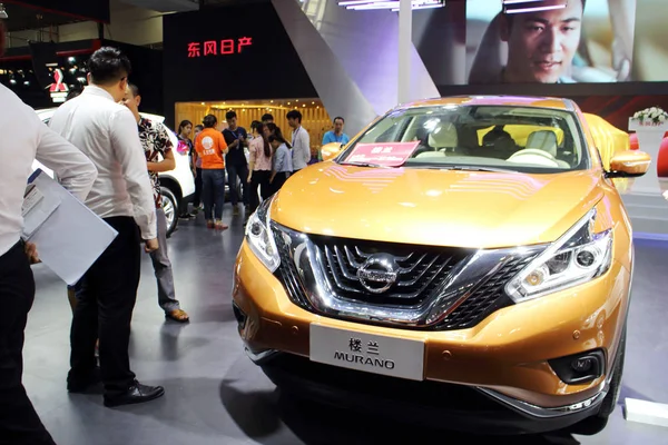 Besökare Titta Nissan Trail Tillverkas Dongfeng Nissan Ett Joint Venture — Stockfoto