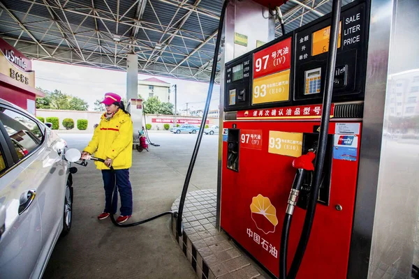 Trabajador Chino Repostará Automóvil Una Gasolinera Petrochina Filial Cnpc China — Foto de Stock