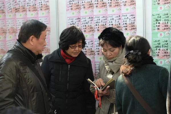 Chinesische Eltern Sprechen Vor Posts Die Persönliche Informationen Unverheirateter Teilnehmer — Stockfoto