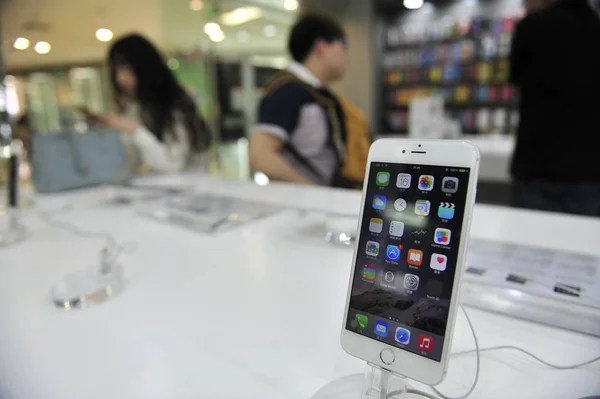 Een Iphone Smartphone Wordt Weergegeven Een Apple Store Nanjing City — Stockfoto