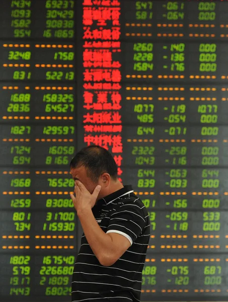 Chiński Inwestor Zainteresowanych Jest Zdjęciu Przed Ekranem Wyświetlanie Cen Akcji — Zdjęcie stockowe