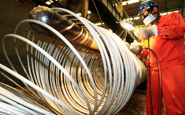 Китайский Рабочий Полирует Стальные Трубы Заводе Dongbei Special Steel Group — стоковое фото
