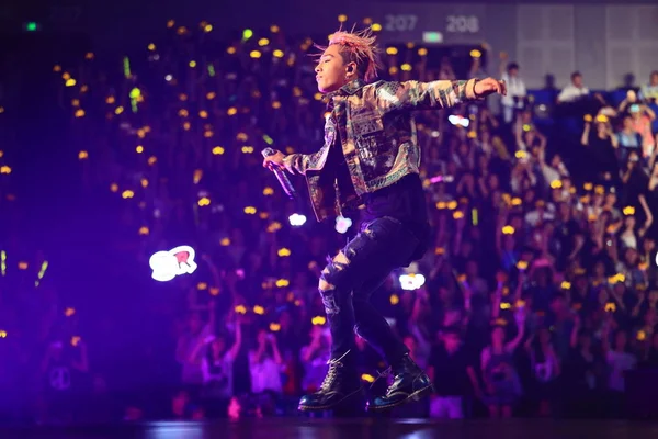 Ein Mitglied Der Südkoreanischen Boygroup Bigbang Tritt Während Der Welttournee — Stockfoto