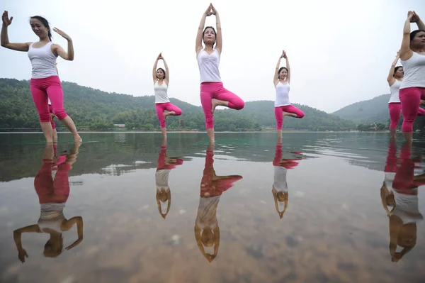 Yoga Trainer Praktizieren Yoga Auf Yogamatten Einem See Der Zentralchinesischen — Stockfoto