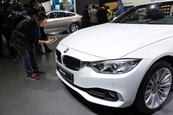 Visitante Tira Fotos Bmw 435I Exposição Durante 16Th Shanghai International — Fotografia de Stock