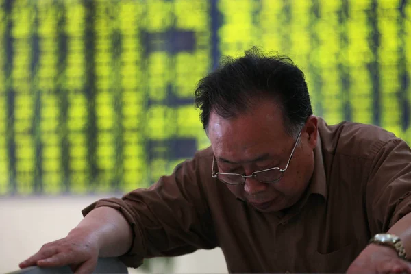 Стурбований Китайський Інвестора Дивиться Цін Акцій Зелений Ціни Падають Запас — стокове фото