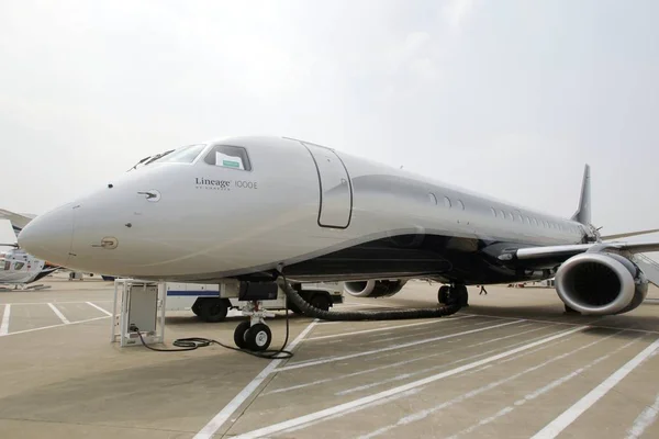 Avión Jet Lineage 1000E Embraer Exhibe Durante Una Vista Previa — Foto de Stock