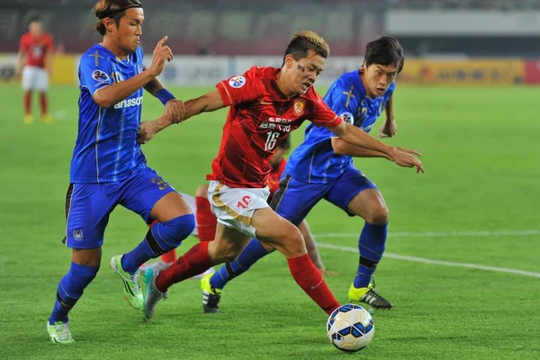 Huang Bowen Guangzhou Evergrande Střed Zpochybňuje Právo Takashi Usami Vlevo — Stock fotografie