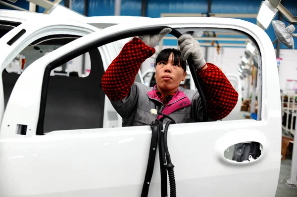 Trabalhador Chinês Monta Carro Elétrico Linha Montagem Uma Fábrica Automóveis — Fotografia de Stock