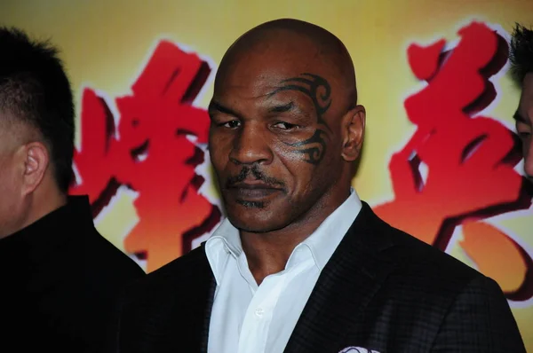 Der Pensionierte Amerikanische Boxer Mike Tyson Posiert Auf Dem Roten — Stockfoto