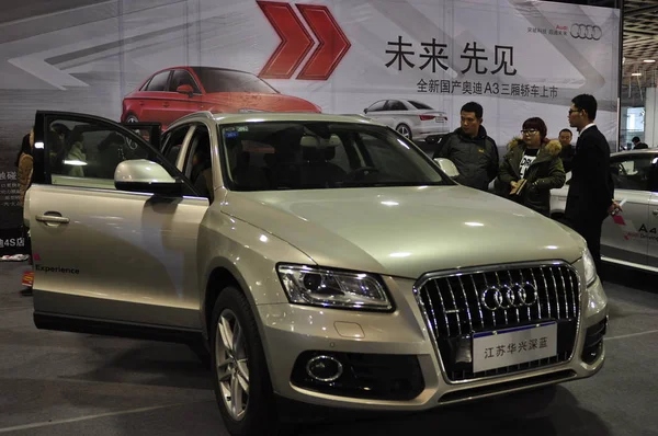 Les Visiteurs Regardent Une Audi Lors Une Exposition Automobile Nanjing — Photo