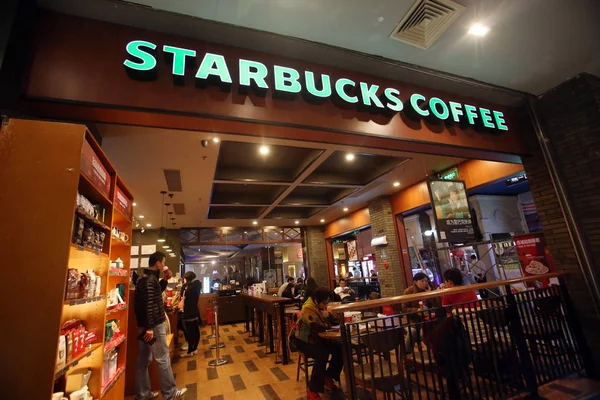 Zákazníci Pijí Kávu Starbucks Coffee Cafe Šanghaji Číně Prosinci 2014 — Stock fotografie