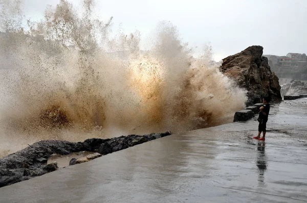 Typhoon Soudelor Által Okozott Hatalmas Hullám Hits Egy Dokk Shitang — Stock Fotó
