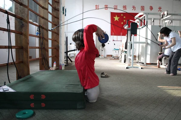 2011年8月10日 在中国西南部云南省昆明市的一个培训中心 在交通事故中失去双腿的中国女孩钱红燕参加了一个训练课程 — 图库照片