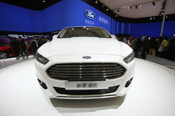 Une Ford New Mondeo Est Présentée Lors 15E Salon International — Photo