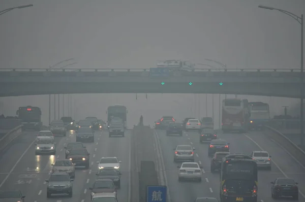 2015年12月14日 北京で大型スモッグの道路を走行する車両 — ストック写真