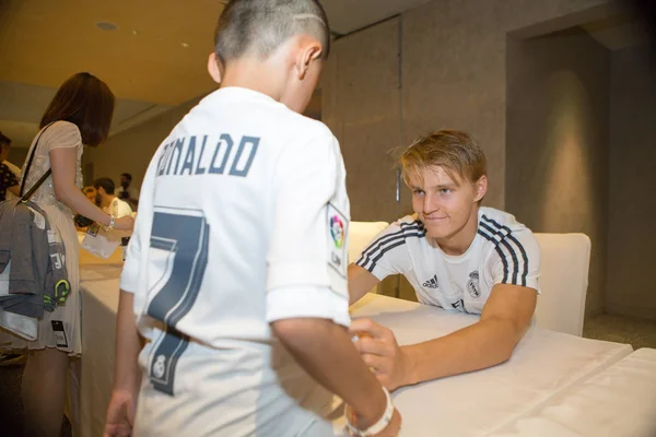 Odegaard Del Real Madrid Destra Firma Autografo Tifoso Evento Firma — Foto Stock