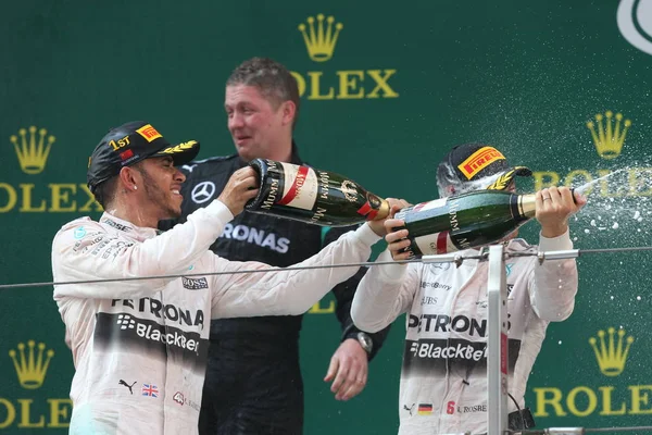Lewis Hamilton Della Mercedes Sinistra Spruzza Champagne Sul Volto Del — Foto Stock