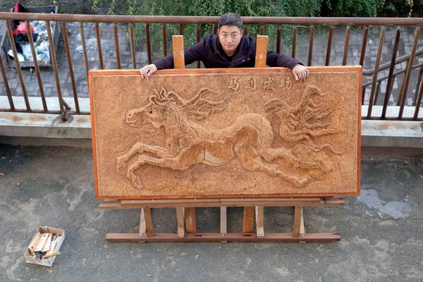 Liu Xuedong Ans Pose Avec Peinture Cheval Fabriquée Cure Dents — Photo