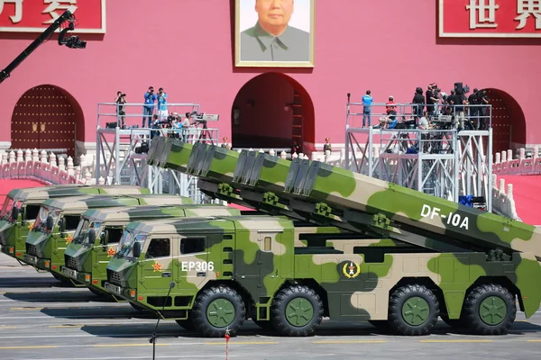 Wojskowe Pojazdy Przewożące 10A Rakiet Manewrujących Marca Przeszłości Trybuny Tiananmen — Zdjęcie stockowe